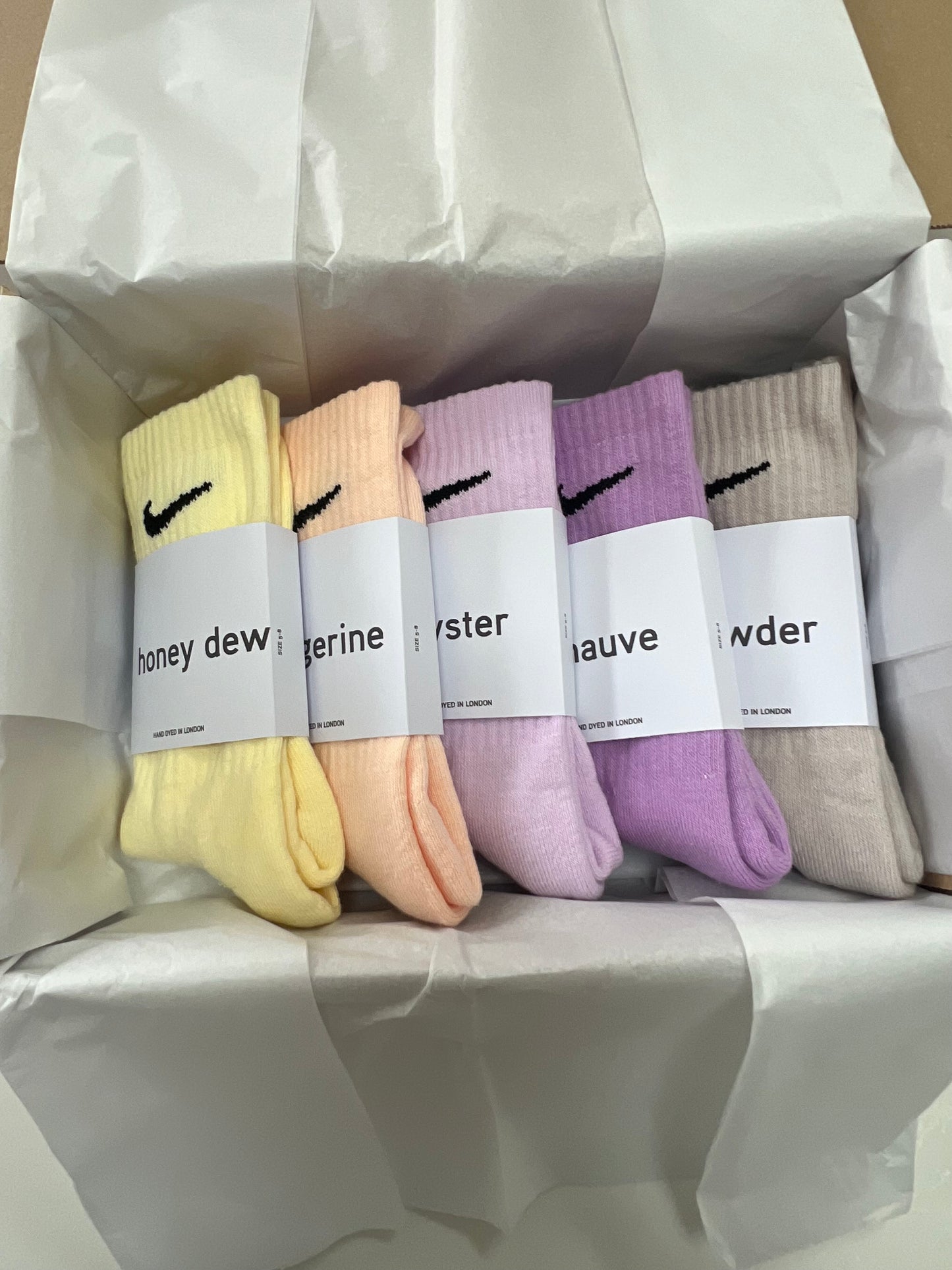 5 pairs Nike crew socks. 5 pack Nike everyday crew socks. Hand dyed colours.