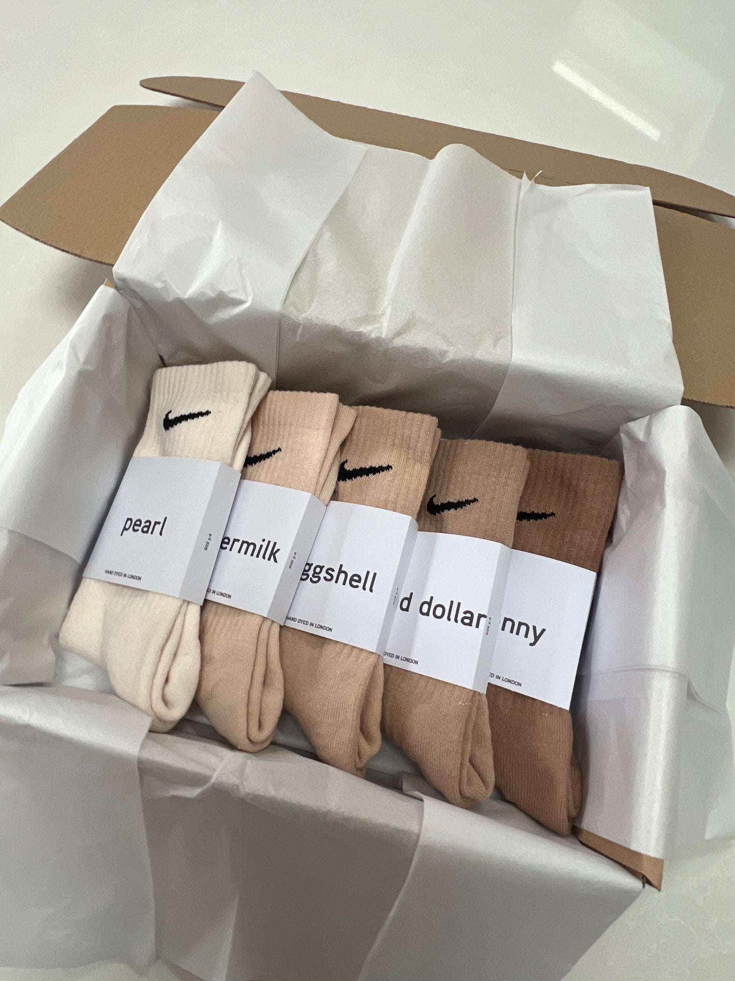 5 pairs Nike crew socks. 5 pack Nike everyday crew socks. Hand dyed colours.