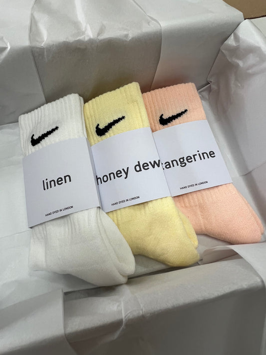 3 pairs Nike crew socks. 3 pack Nike everyday crew socks. Hand dyed colours.