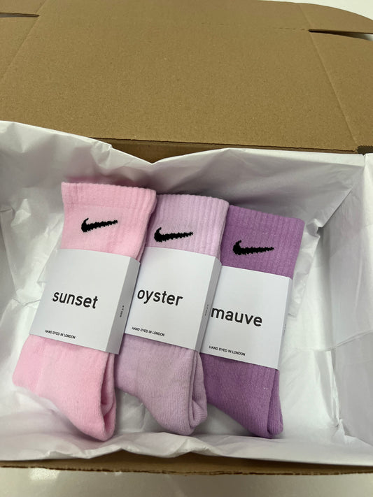 3 pairs Nike crew socks. 3 pack Nike everyday crew socks. Hand dyed colours.