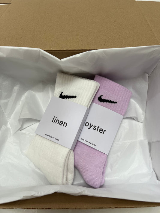 2 pairs Nike crew socks. 2 pack Nike everyday crew socks. Hand dyed colours.