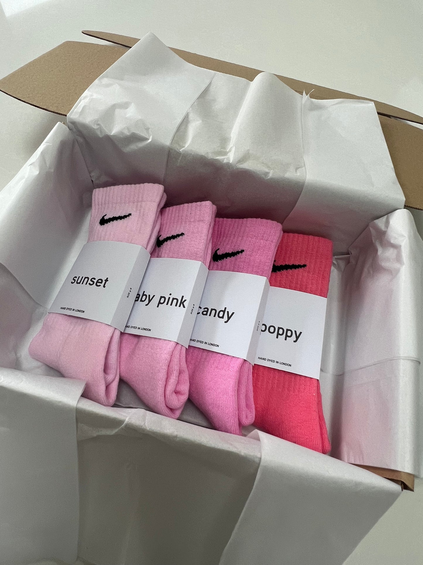 4 pairs Nike crew socks. 4 pack Nike everyday crew socks. Hand dyed colours.