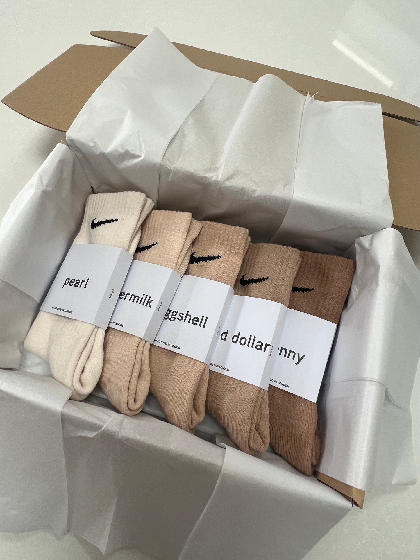 5 pairs Nike crew socks. 5 pack Nike everyday crew socks. Hand dyed colours.