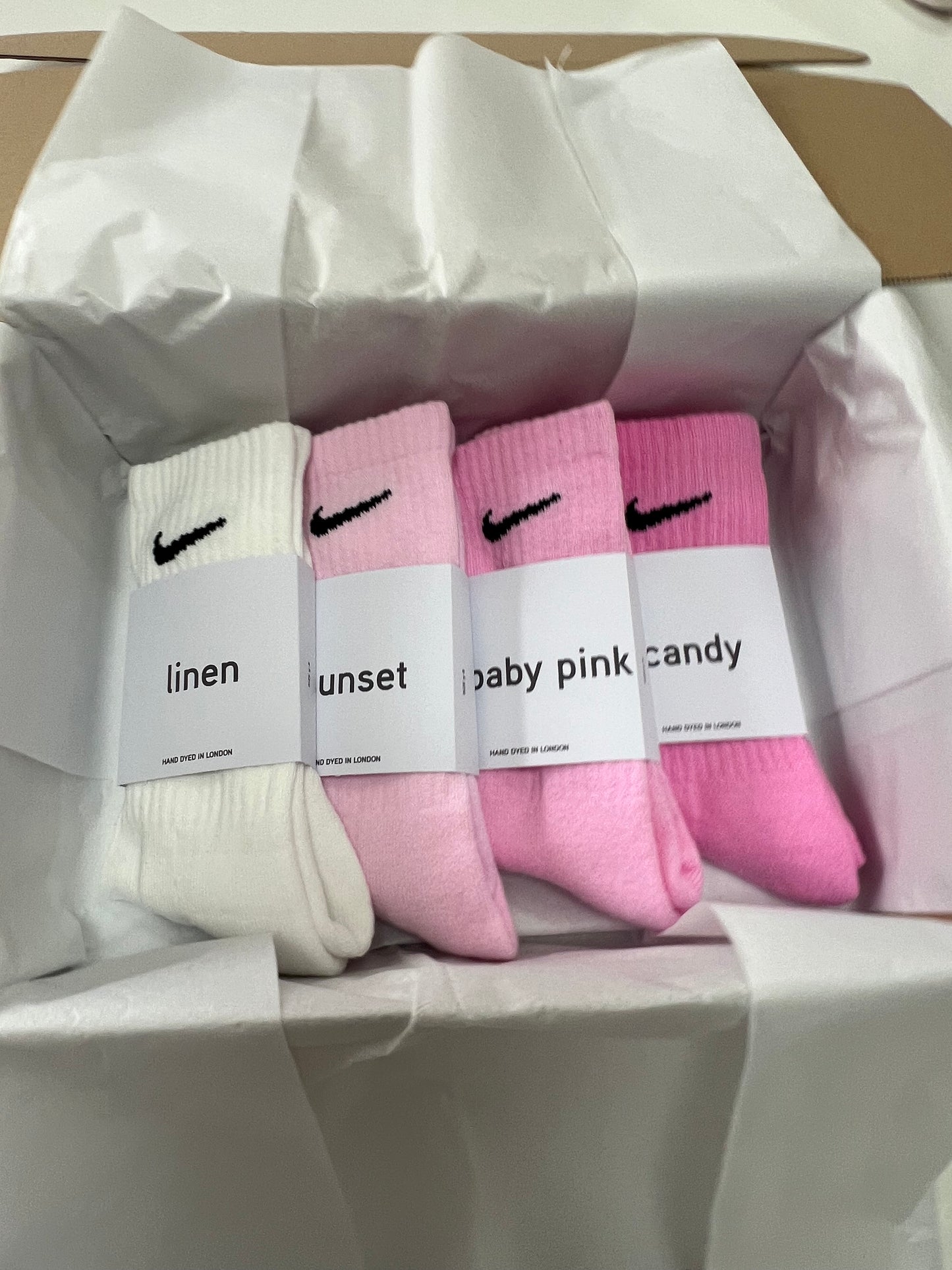 4 pairs Nike crew socks. 4 pack Nike everyday crew socks. Hand dyed colours.