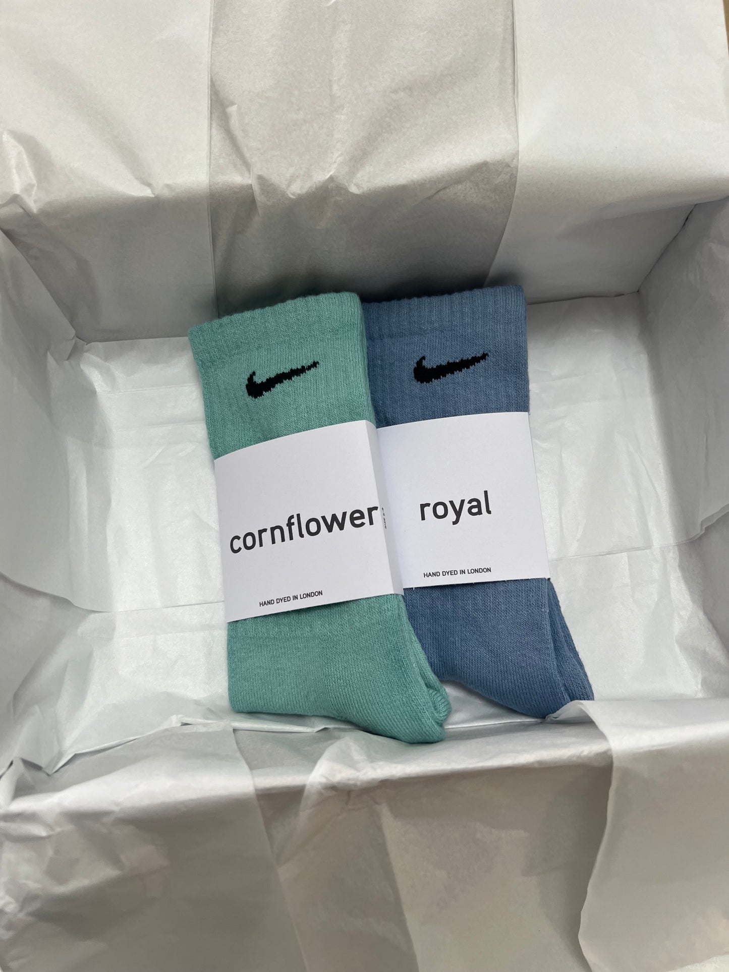 2 pairs Nike crew socks. 2 pack Nike everyday crew socks. Hand dyed colours.