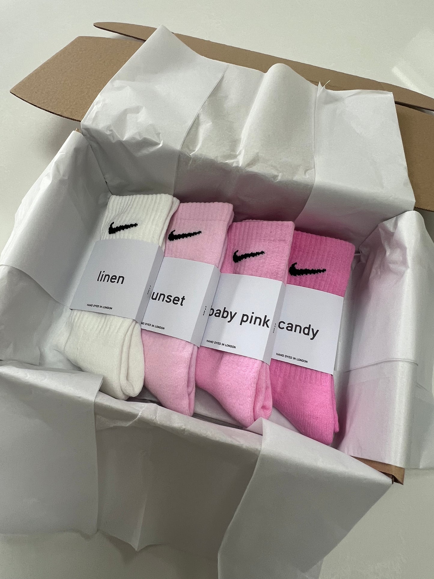 4 pairs Nike crew socks. 4 pack Nike everyday crew socks. Hand dyed colours.