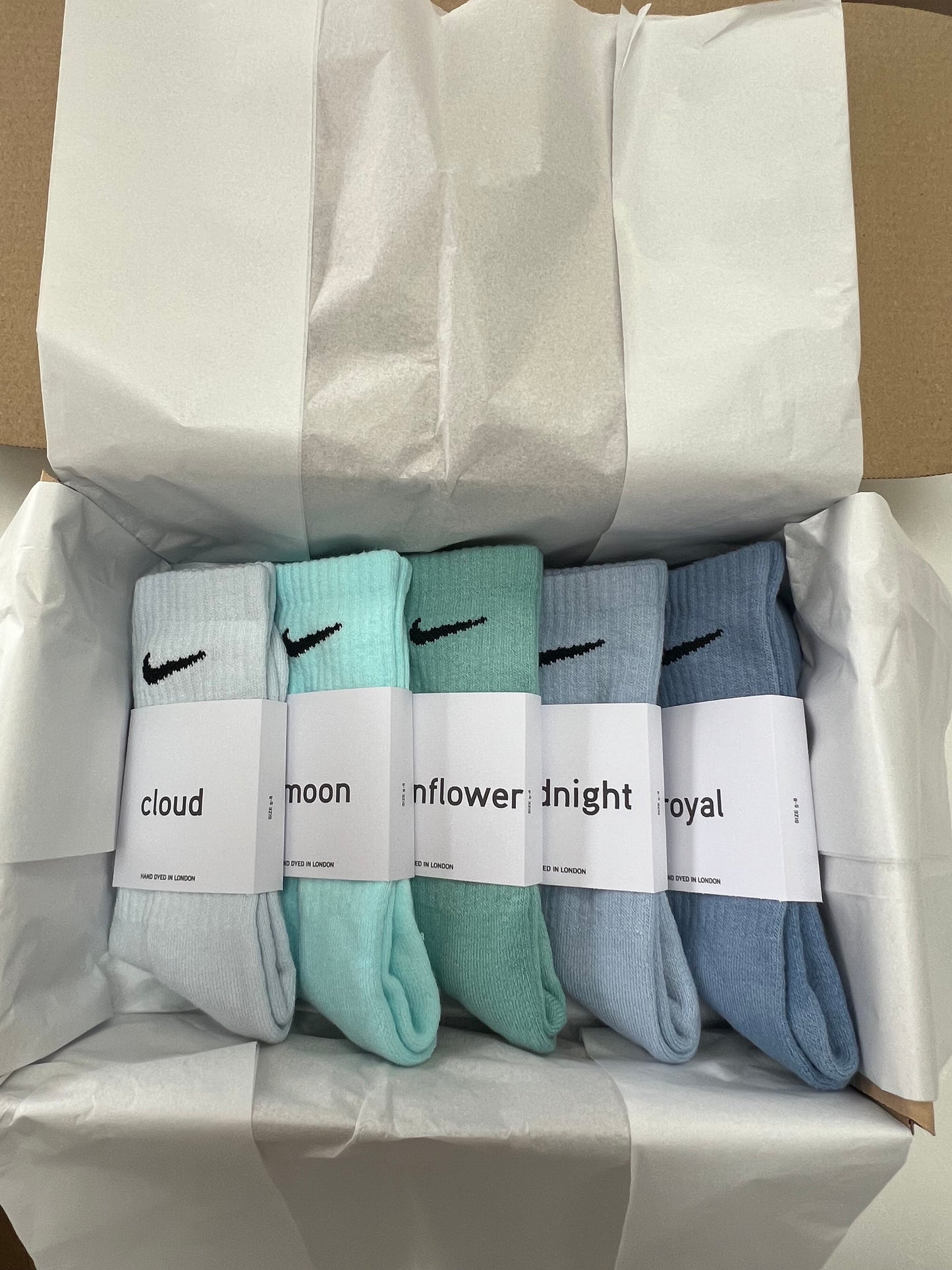 5 pairs Nike crew socks. 5 pack Nike everyday crew socks. Hand dyed colours.