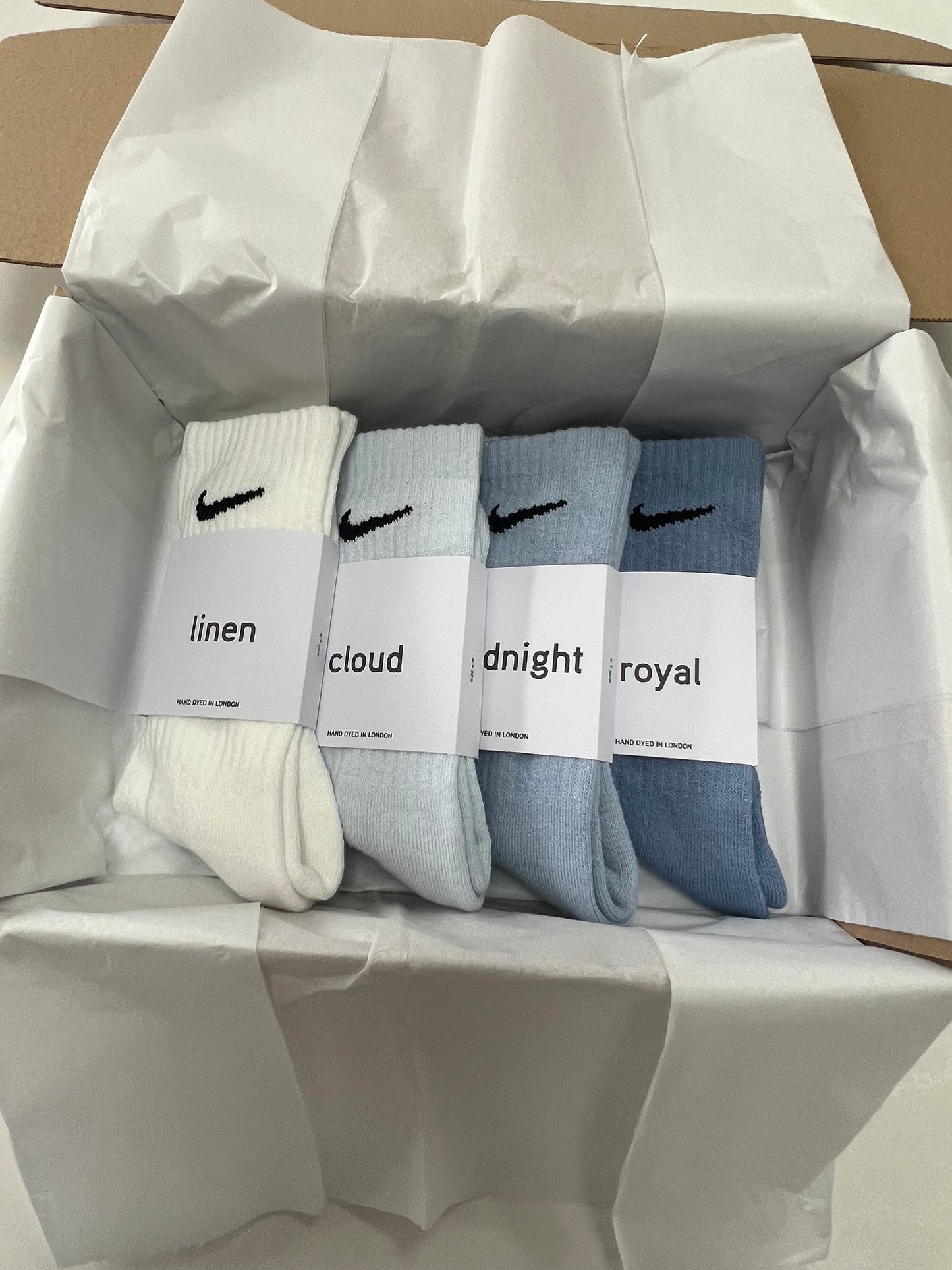 4 pairs Nike crew socks. 4 pack Nike everyday crew socks. Hand dyed colours.