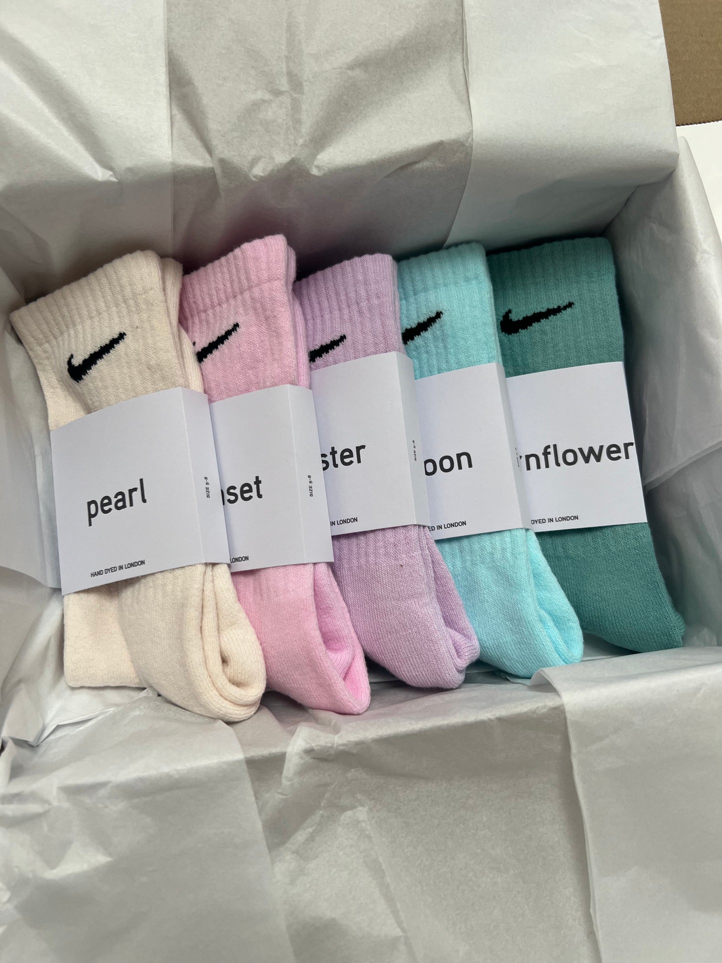 5 pairs Nike crew socks. 5 pack Nike everyday crew socks. Hand dyed colours.