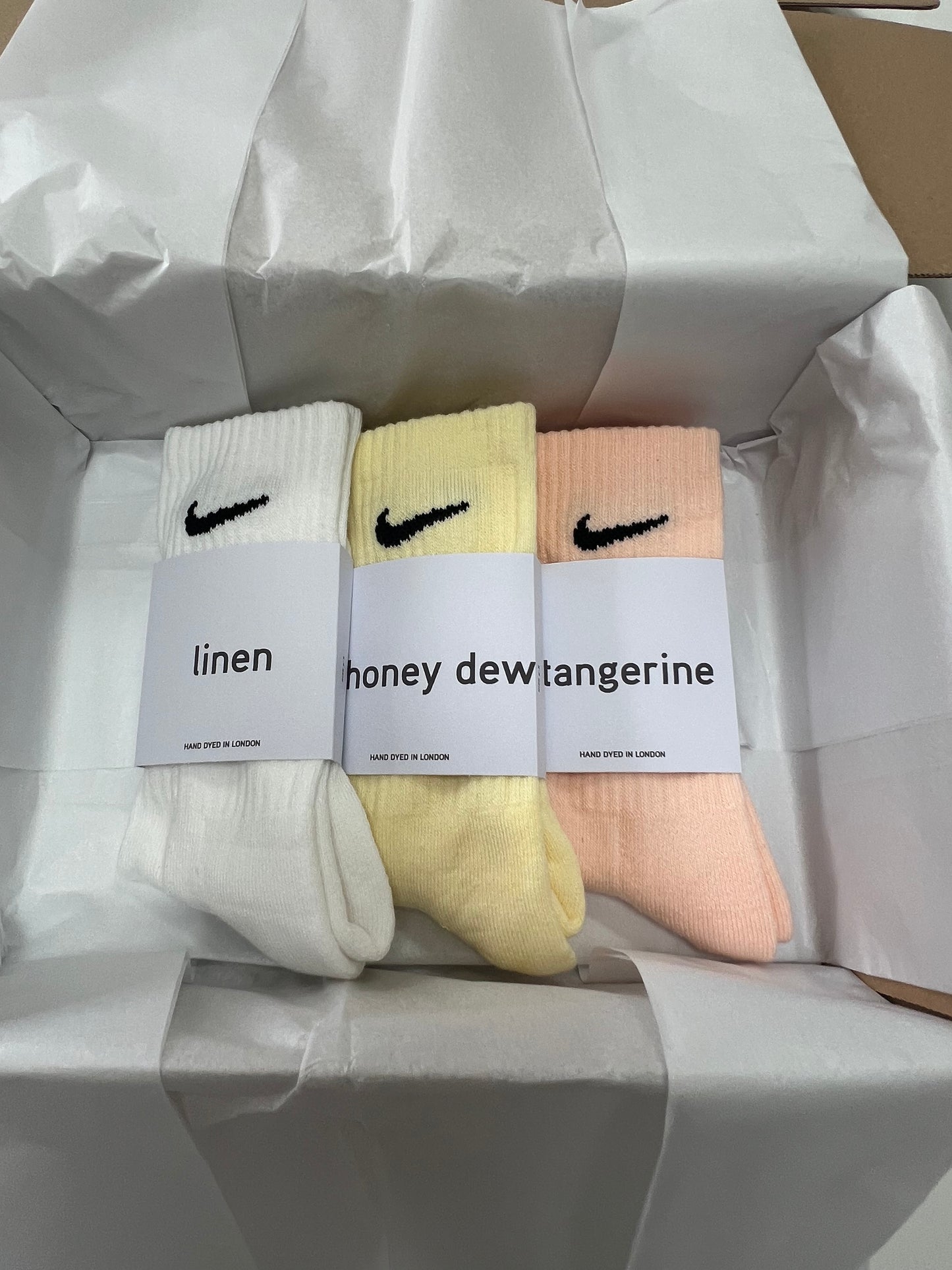 3 pairs Nike crew socks. 3 pack Nike everyday crew socks. Hand dyed colours.