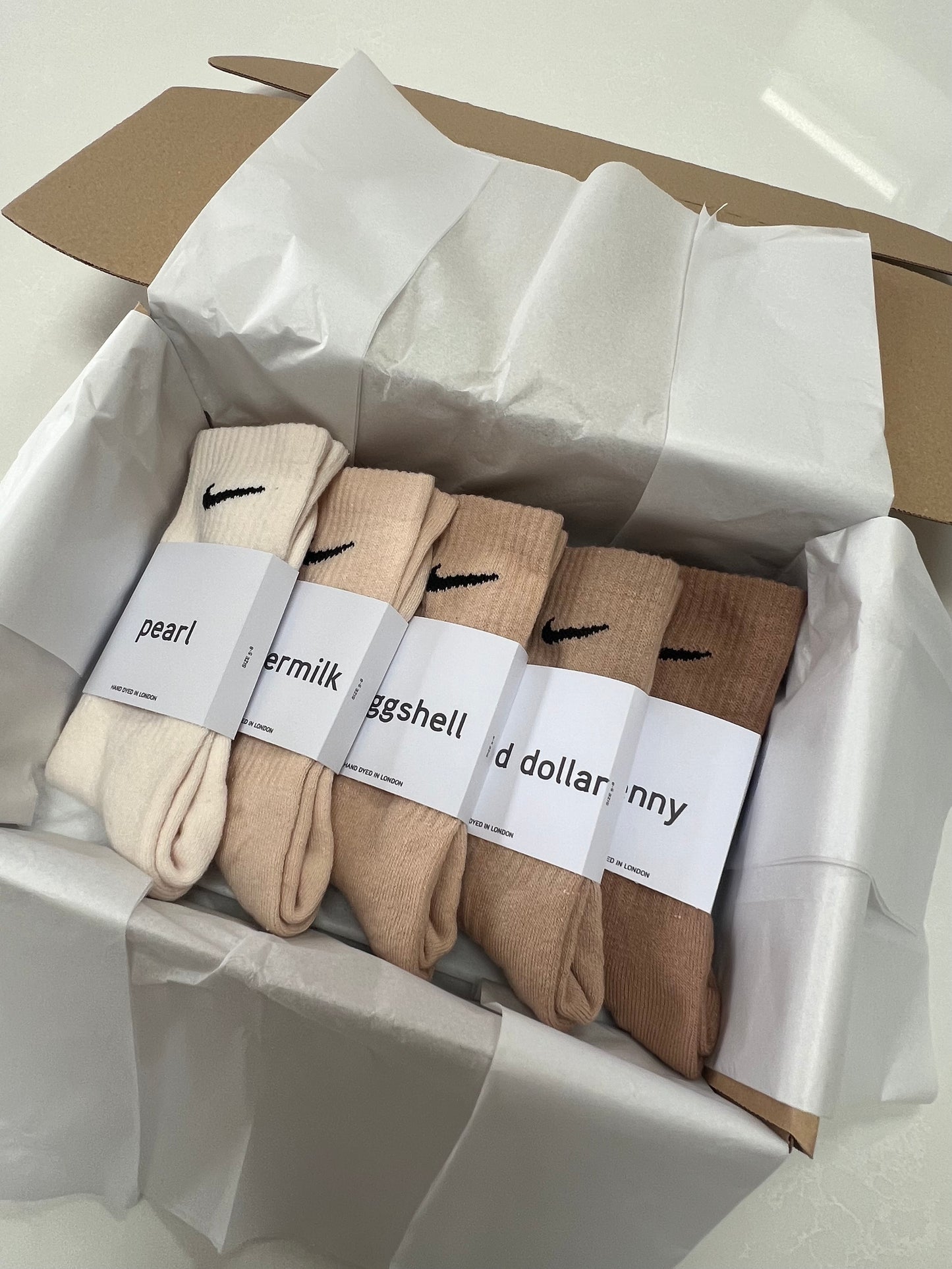 5 pairs Nike crew socks. 5 pack Nike everyday crew socks. Hand dyed colours.