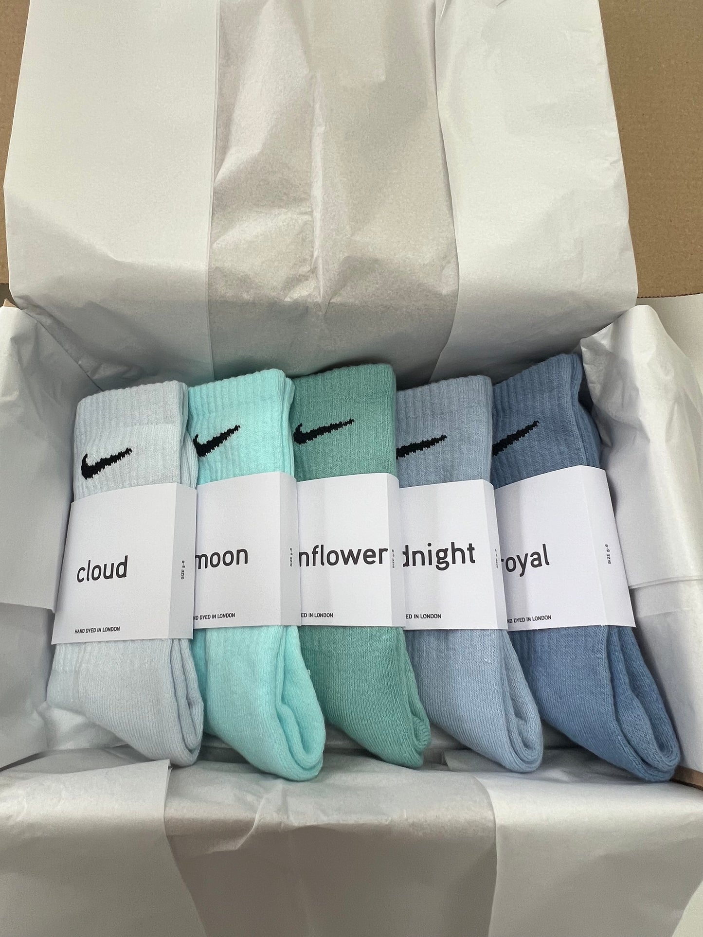 5 pairs Nike crew socks. 5 pack Nike everyday crew socks. Hand dyed colours.