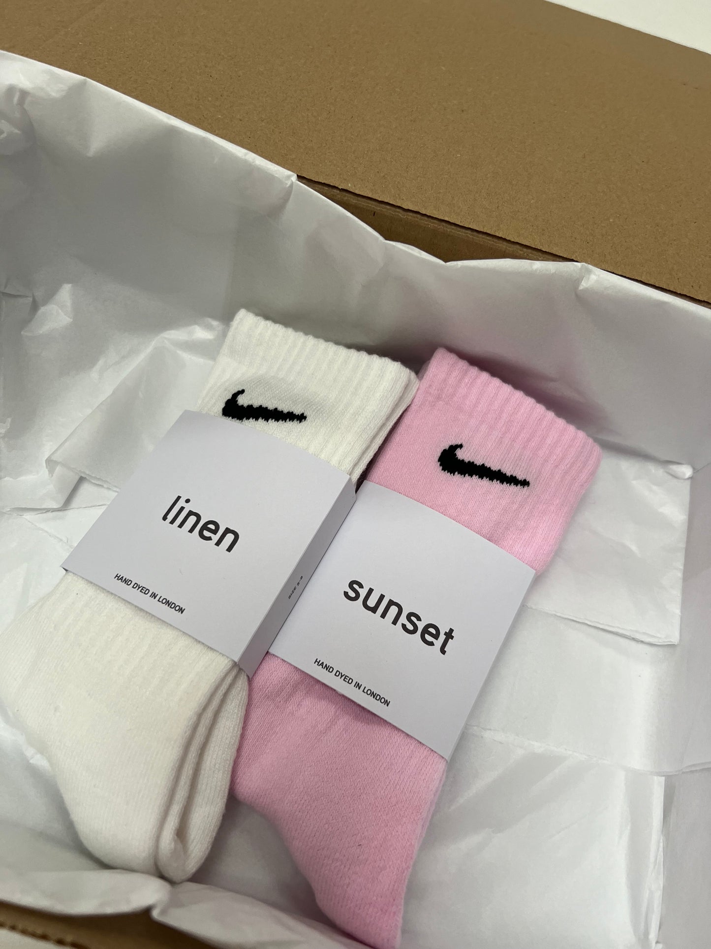 2 pairs Nike crew socks. 2 pack Nike everyday crew socks. Hand dyed colours.