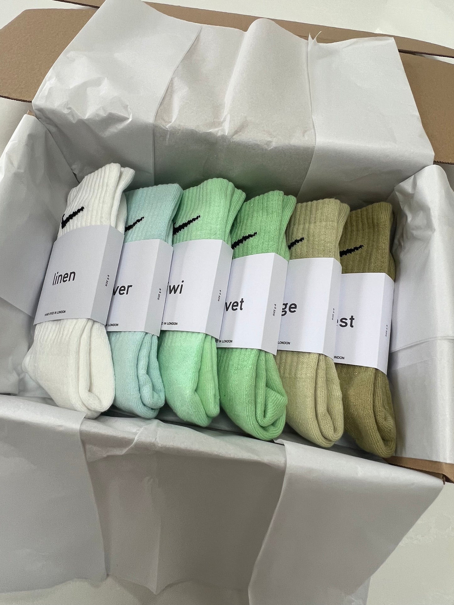 6 pairs Nike crew socks. 6 pack Nike everyday crew socks. Hand dyed colours.