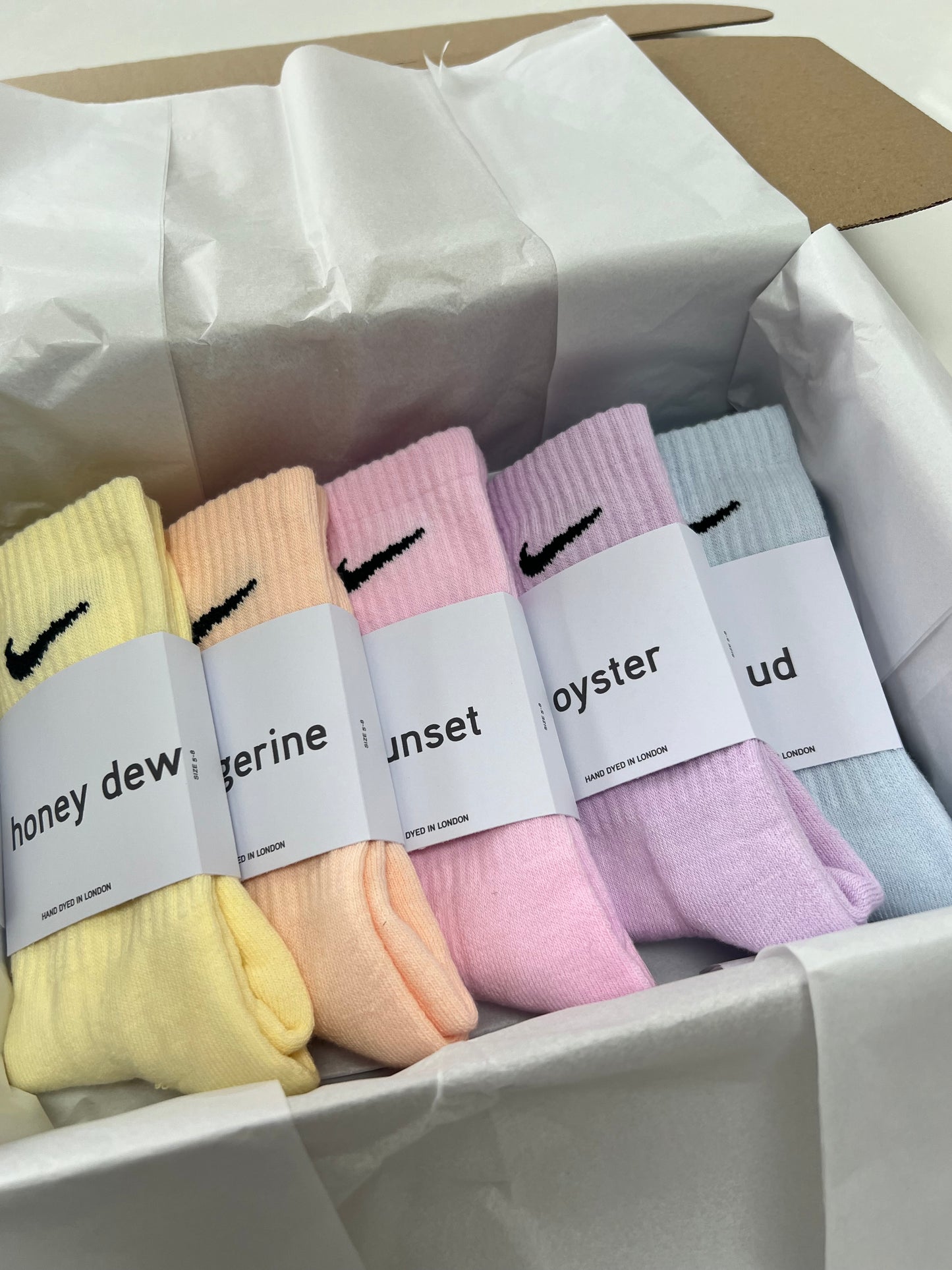 5 pairs Nike crew socks. 5 pack Nike everyday crew socks. Hand dyed colours.