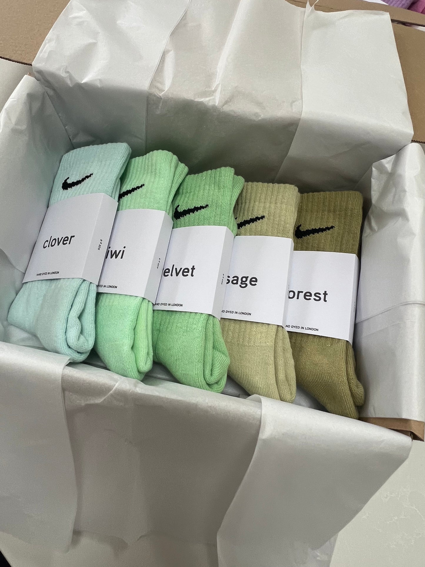 5 pairs Nike crew socks. 5 pack Nike everyday crew socks. Hand dyed colours.