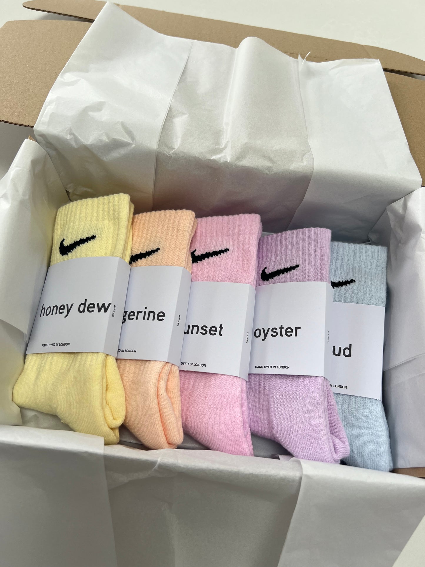 5 pairs Nike crew socks. 5 pack Nike everyday crew socks. Hand dyed colours.