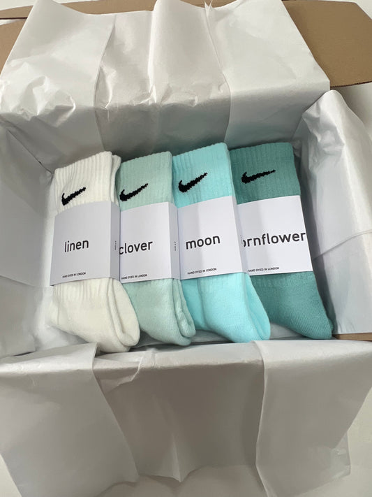 4 pairs Nike crew socks. 4 pack Nike everyday crew socks. Hand dyed colours.