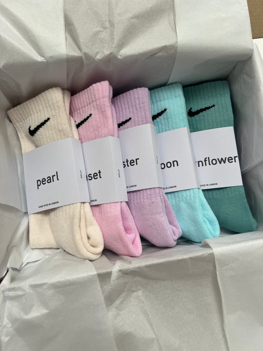 5 pairs Nike crew socks. 5 pack Nike everyday crew socks. Hand dyed colours.
