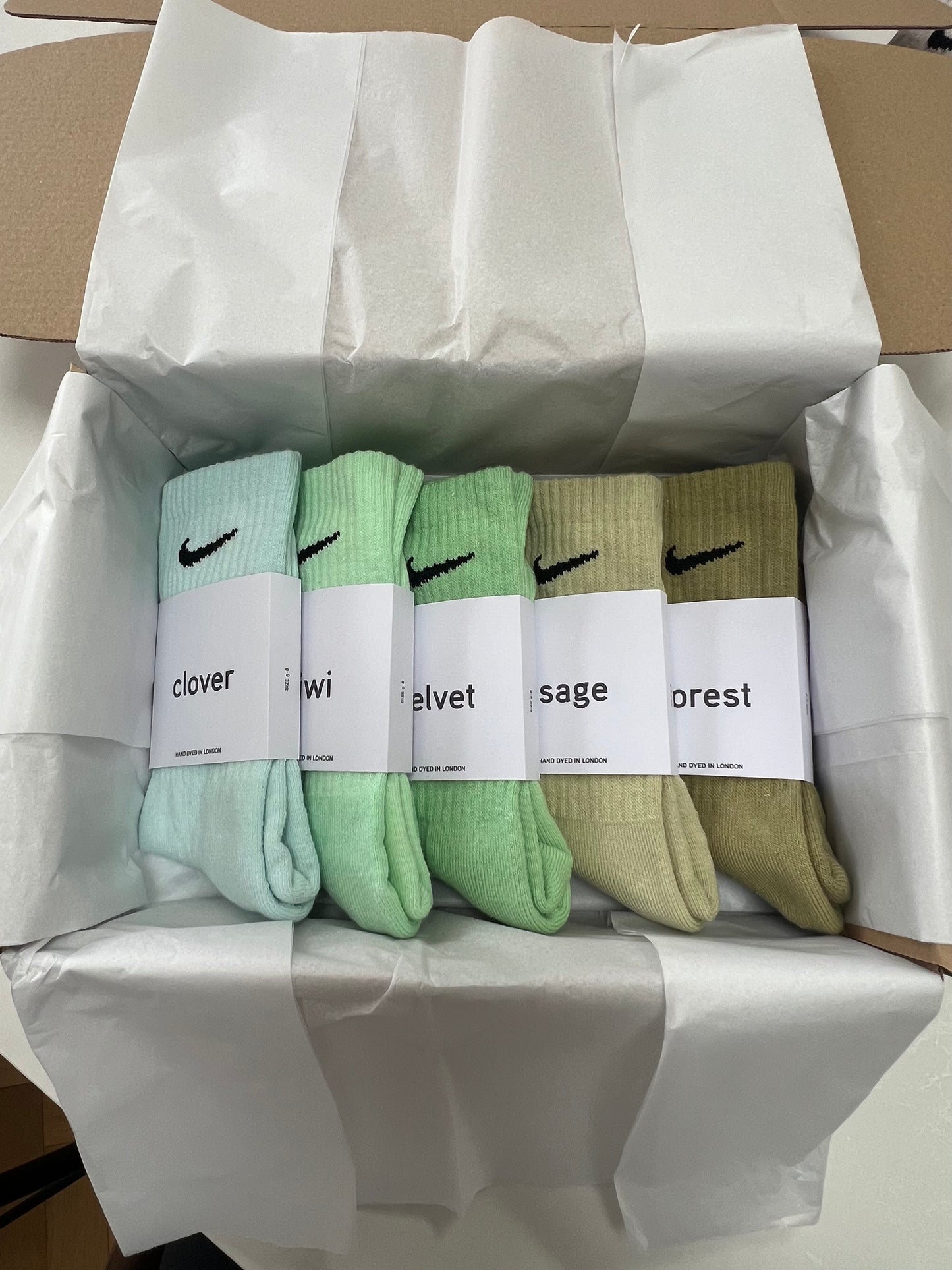 5 pairs Nike crew socks. 5 pack Nike everyday crew socks. Hand dyed colours.