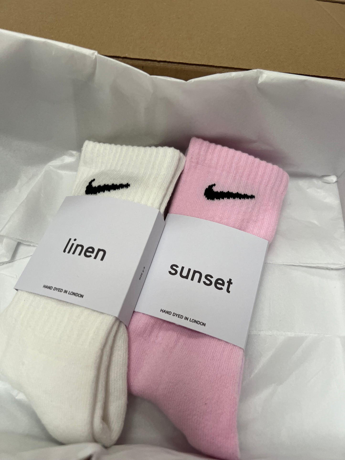 2 pairs Nike crew socks. 2 pack Nike everyday crew socks. Hand dyed colours.