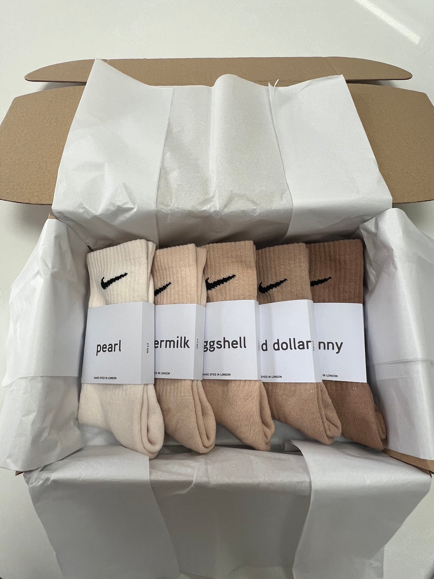 5 pairs Nike crew socks. 5 pack Nike everyday crew socks. Hand dyed colours.