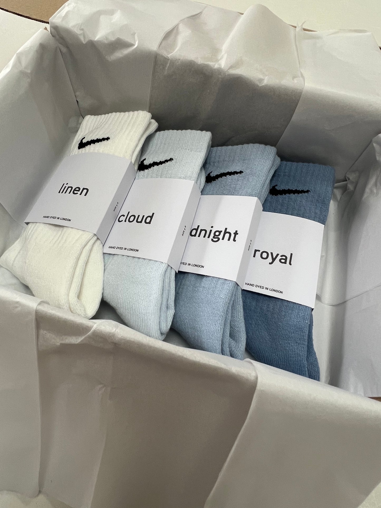 4 pairs Nike crew socks. 4 pack Nike everyday crew socks. Hand dyed colours.