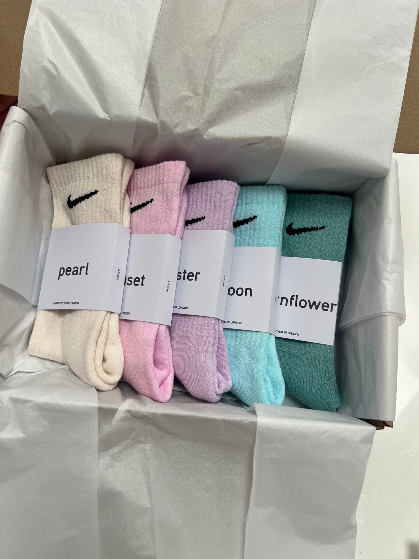 5 pairs Nike crew socks. 5 pack Nike everyday crew socks. Hand dyed colours.
