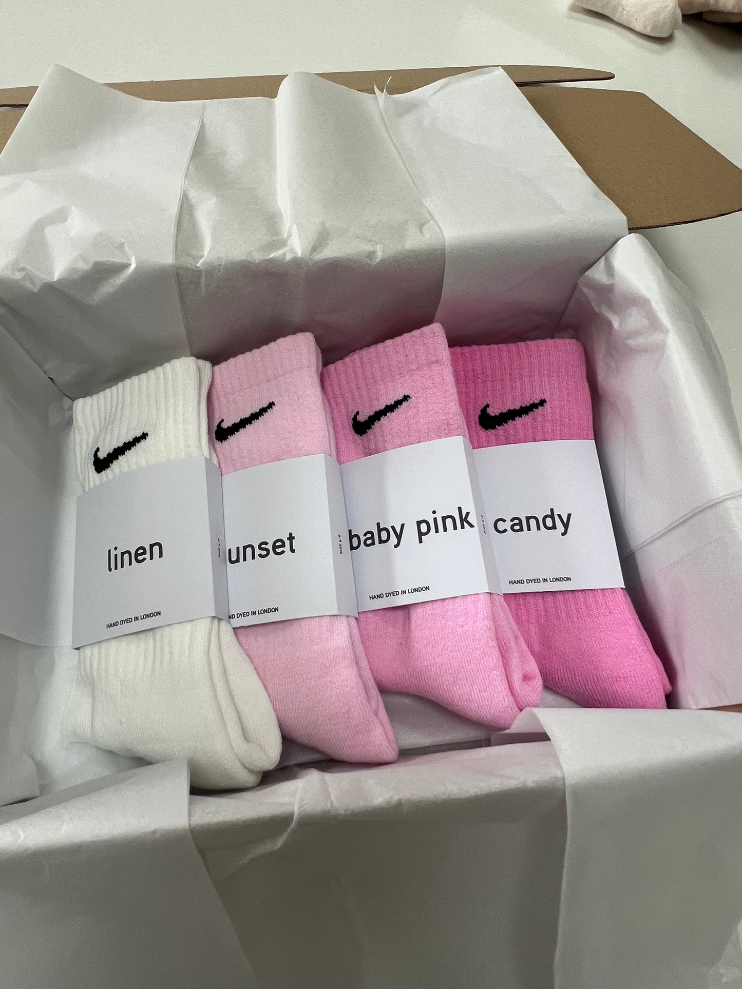 4 pairs Nike crew socks. 4 pack Nike everyday crew socks. Hand dyed colours.