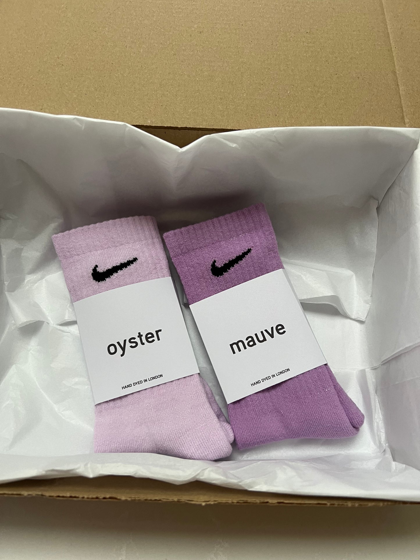 2 pairs Nike crew socks. 2 pack Nike everyday crew socks. Hand dyed colours.