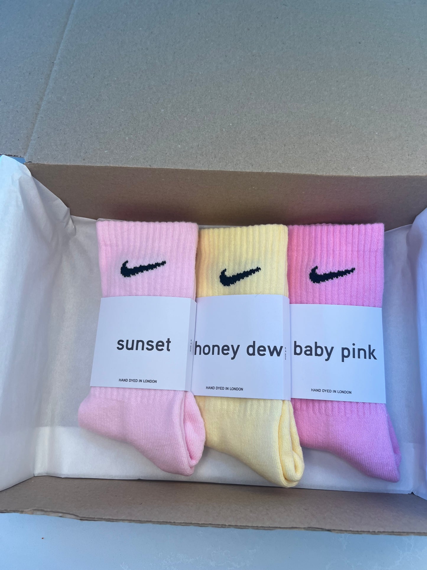 3 pairs Nike crew socks. 3 pack Nike everyday crew socks. Hand dyed colours.