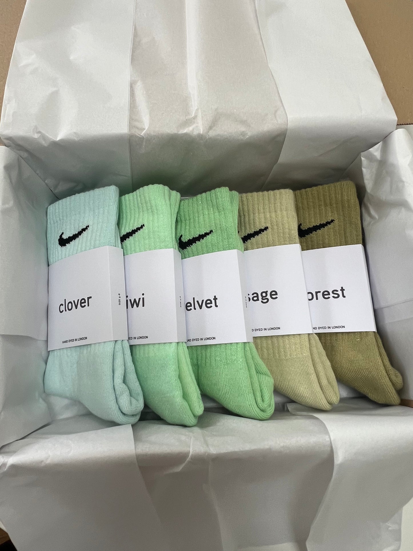 5 pairs Nike crew socks. 5 pack Nike everyday crew socks. Hand dyed colours.