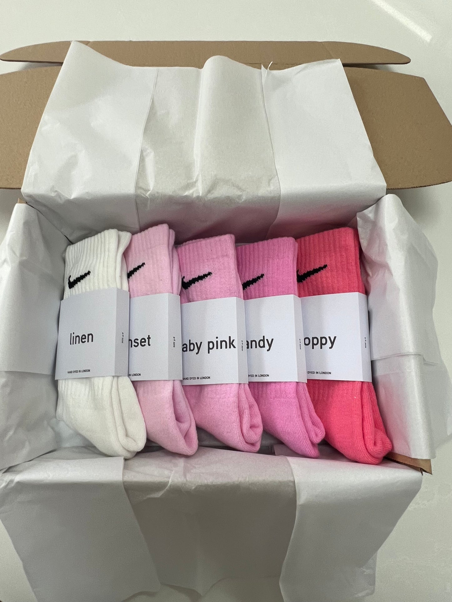 5 pairs Nike crew socks. 5 pack Nike everyday crew socks. Hand dyed colours.