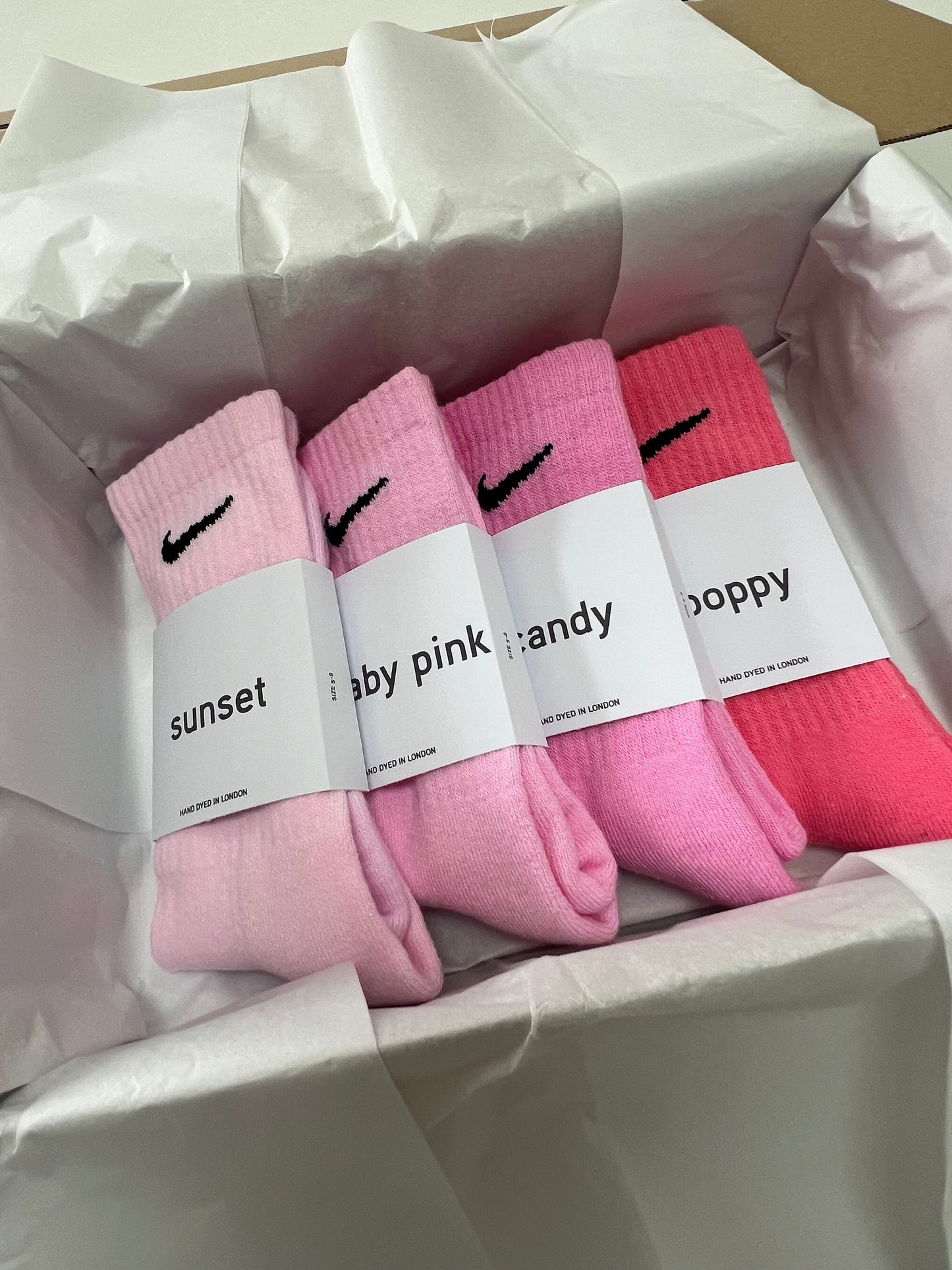 4 pairs Nike crew socks. 4 pack Nike everyday crew socks. Hand dyed colours.