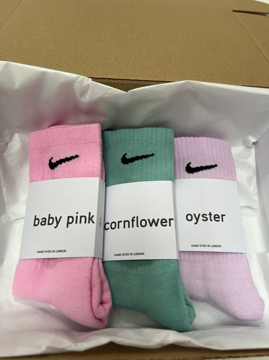 3 pairs Nike crew socks. 3 pack Nike everyday crew socks. Hand dyed colours.