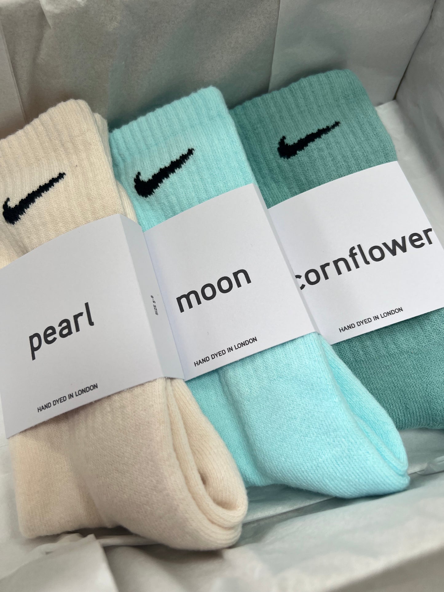 3 pairs Nike crew socks. 3 pack Nike everyday crew socks. Hand dyed colours.