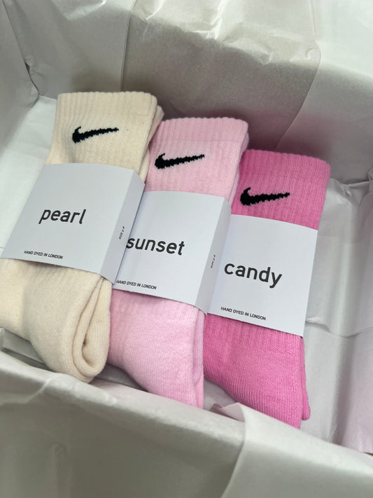 3 pairs Nike crew socks. 3 pack Nike everyday crew socks. Hand dyed colours.