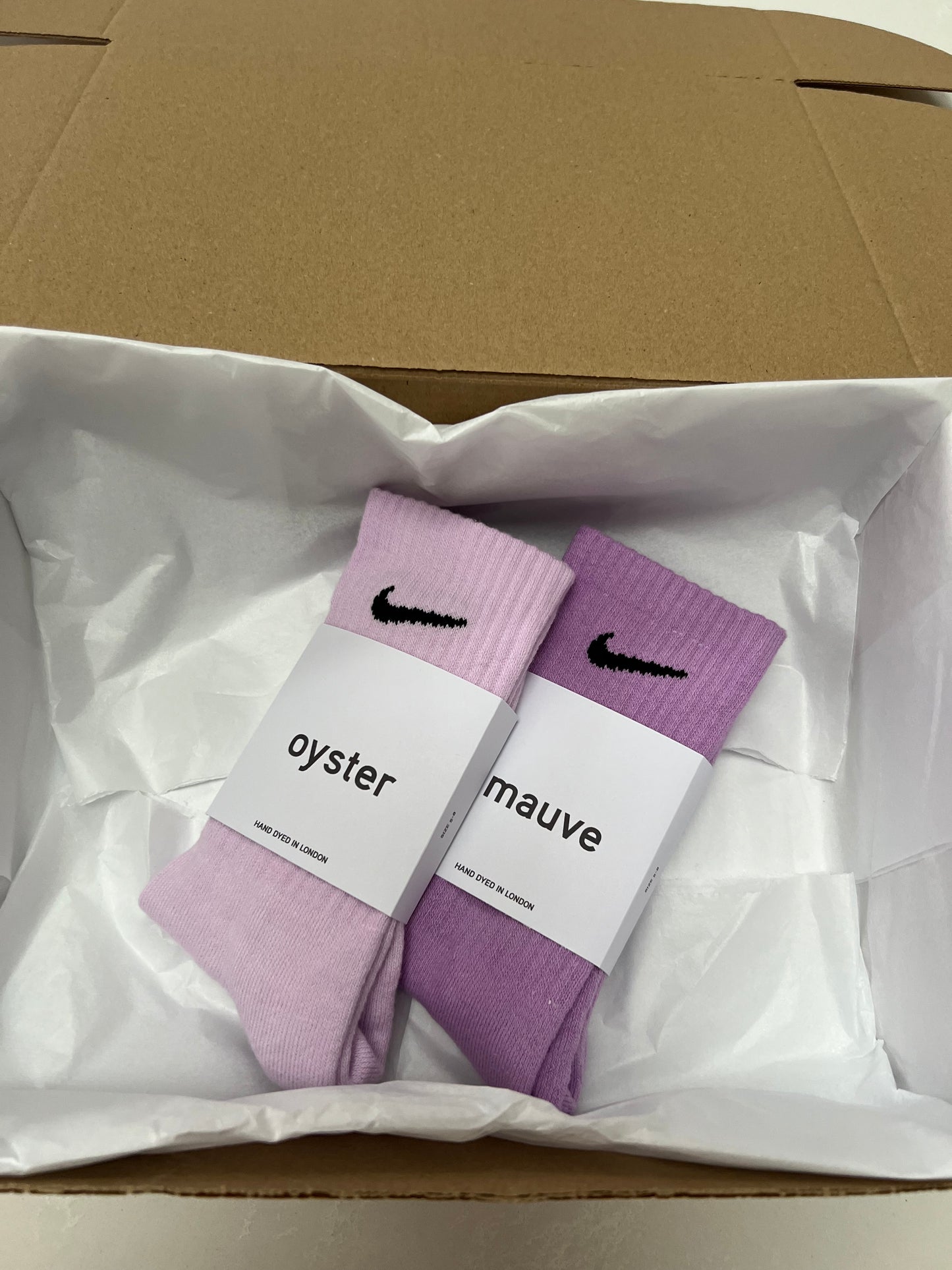 2 pairs Nike crew socks. 2 pack Nike everyday crew socks. Hand dyed colours.