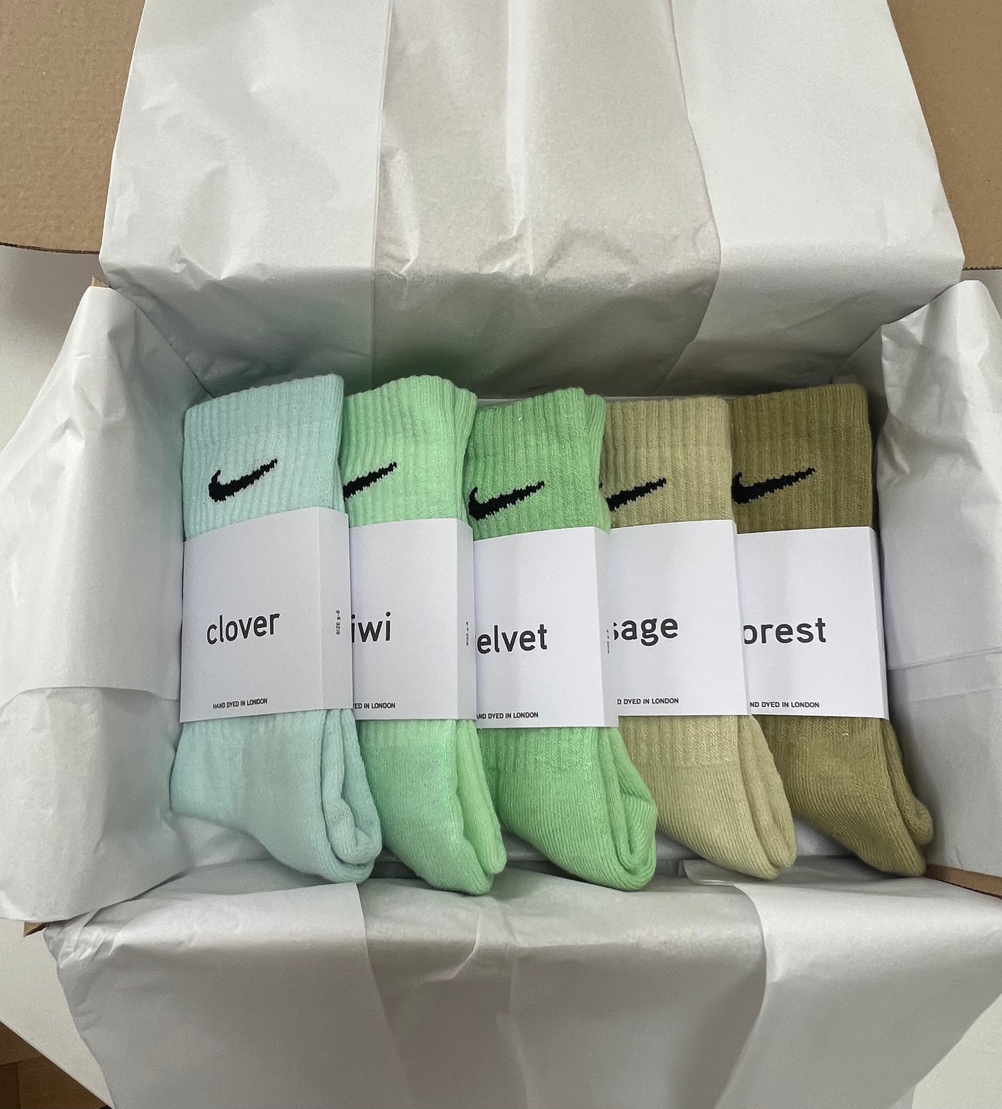 5 pairs Nike crew socks. 5 pack Nike everyday crew socks. Hand dyed colours.