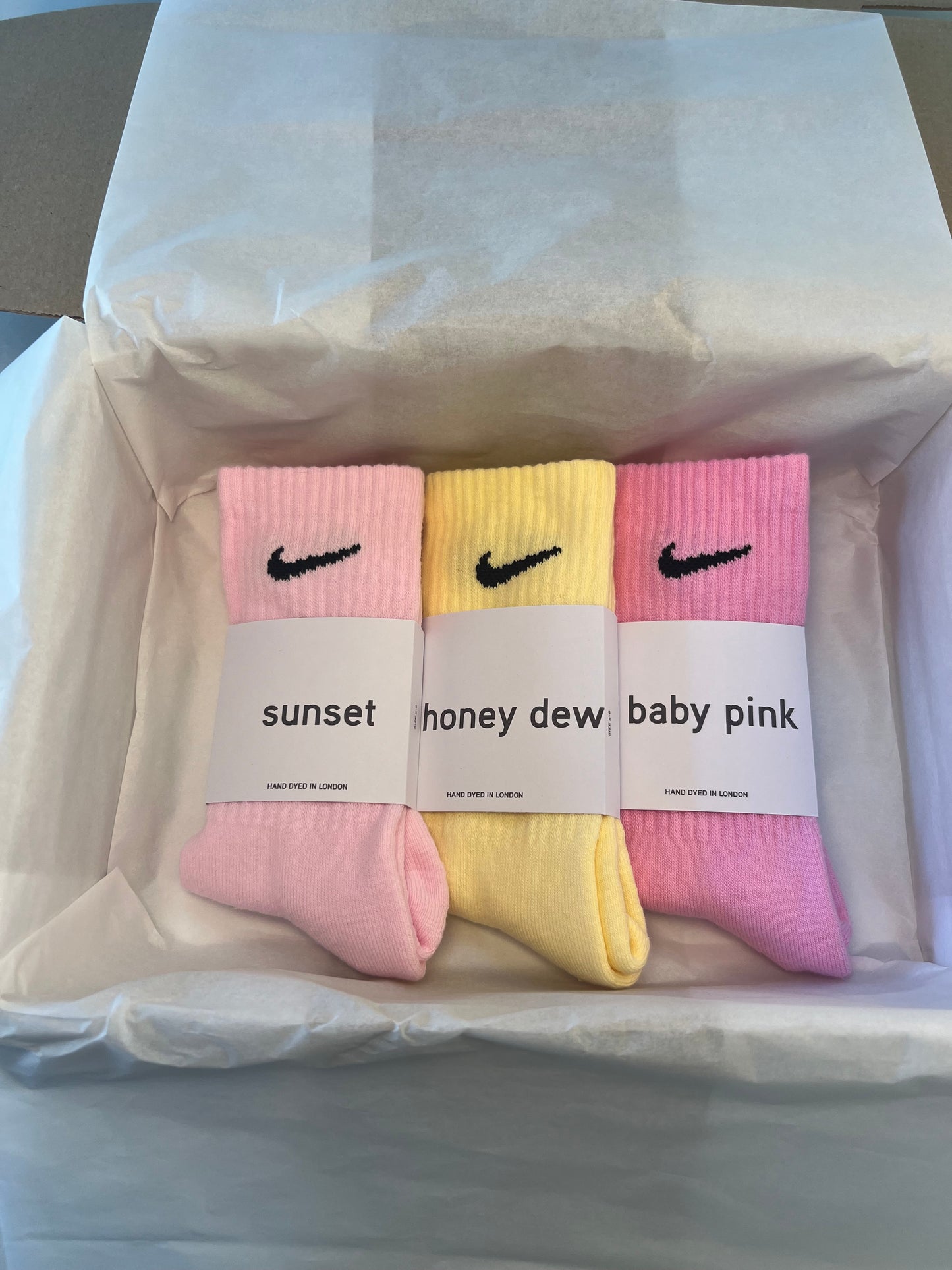 3 pairs Nike crew socks. 3 pack Nike everyday crew socks. Hand dyed colours.