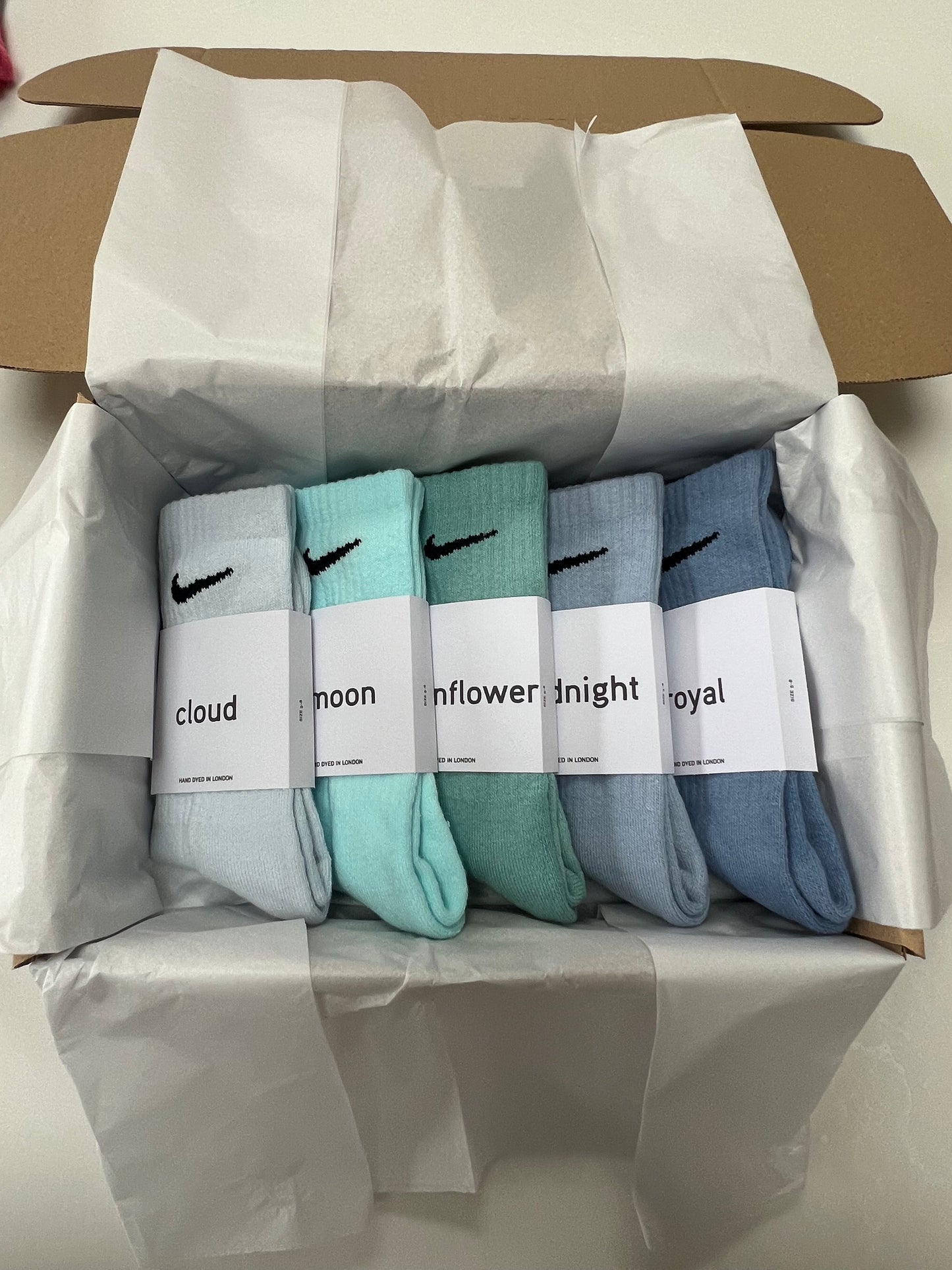 5 pairs Nike crew socks. 5 pack Nike everyday crew socks. Hand dyed colours.