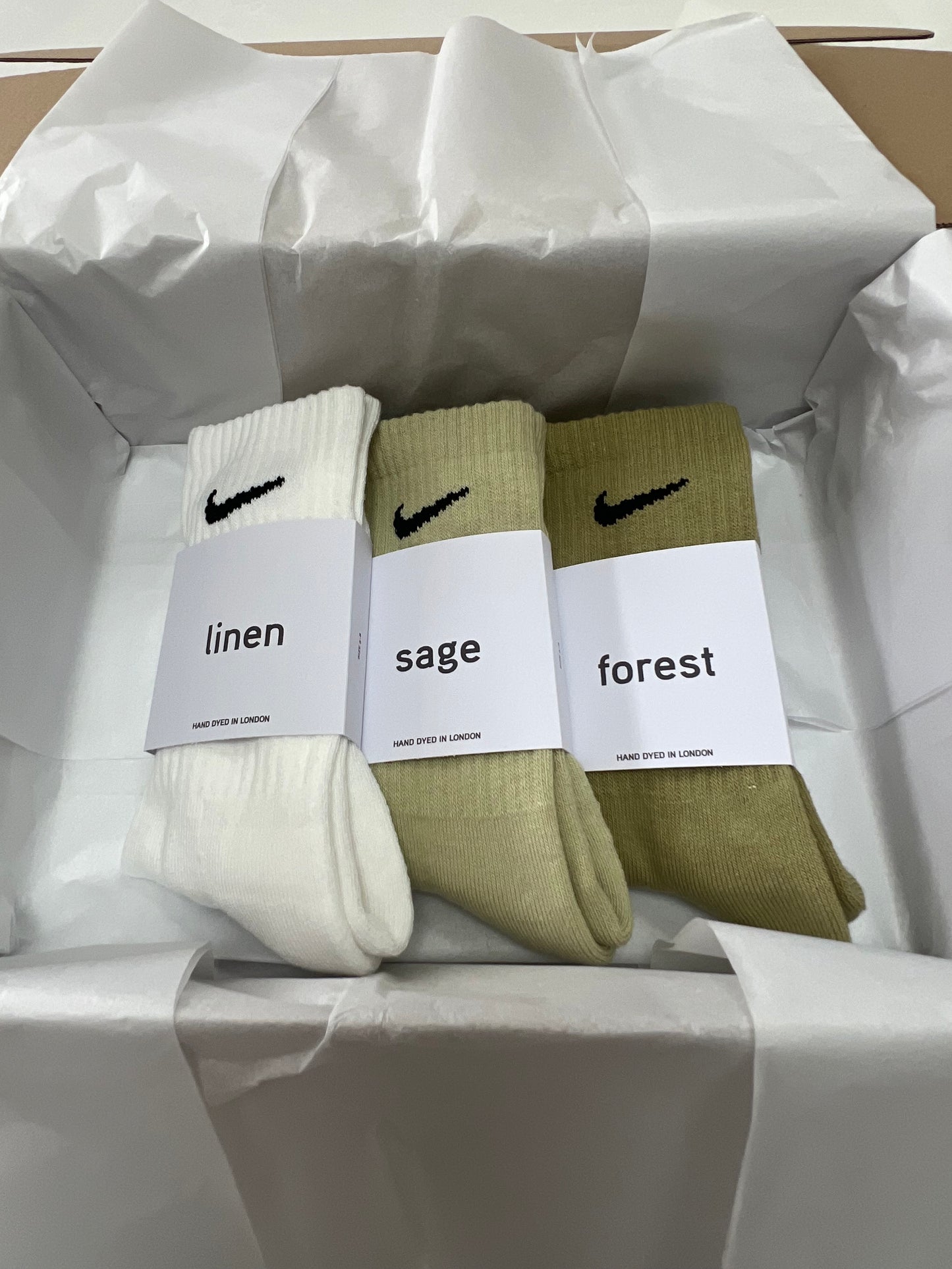 3 pairs Nike crew socks. 3 pack Nike everyday crew socks. Hand dyed colours.