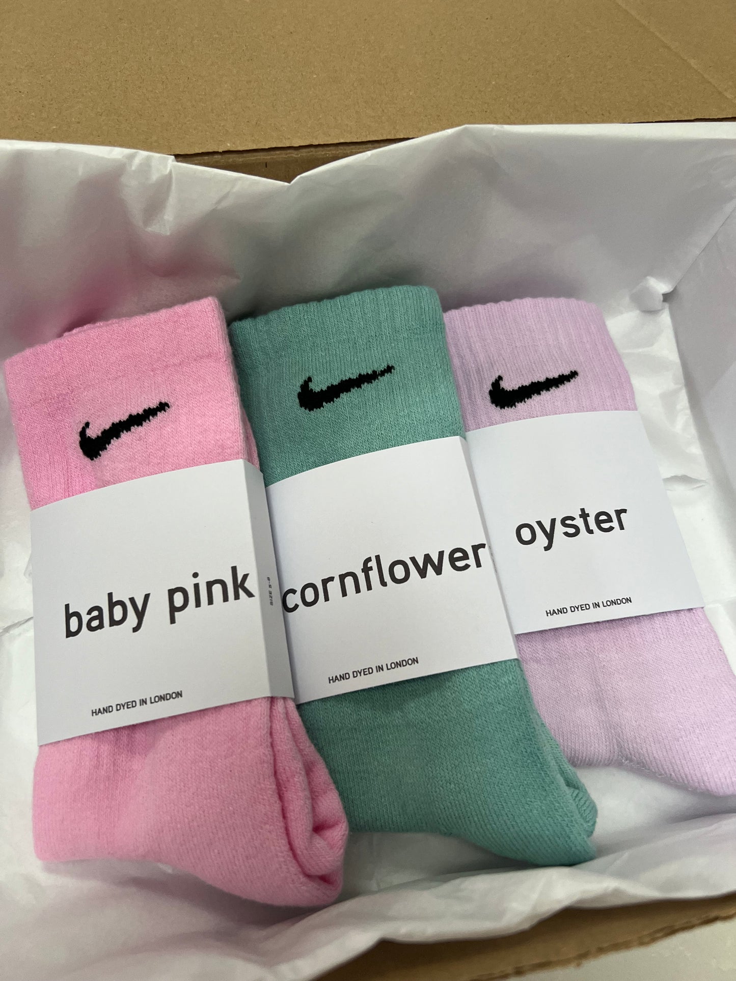 3 pairs Nike crew socks. 3 pack Nike everyday crew socks. Hand dyed colours.