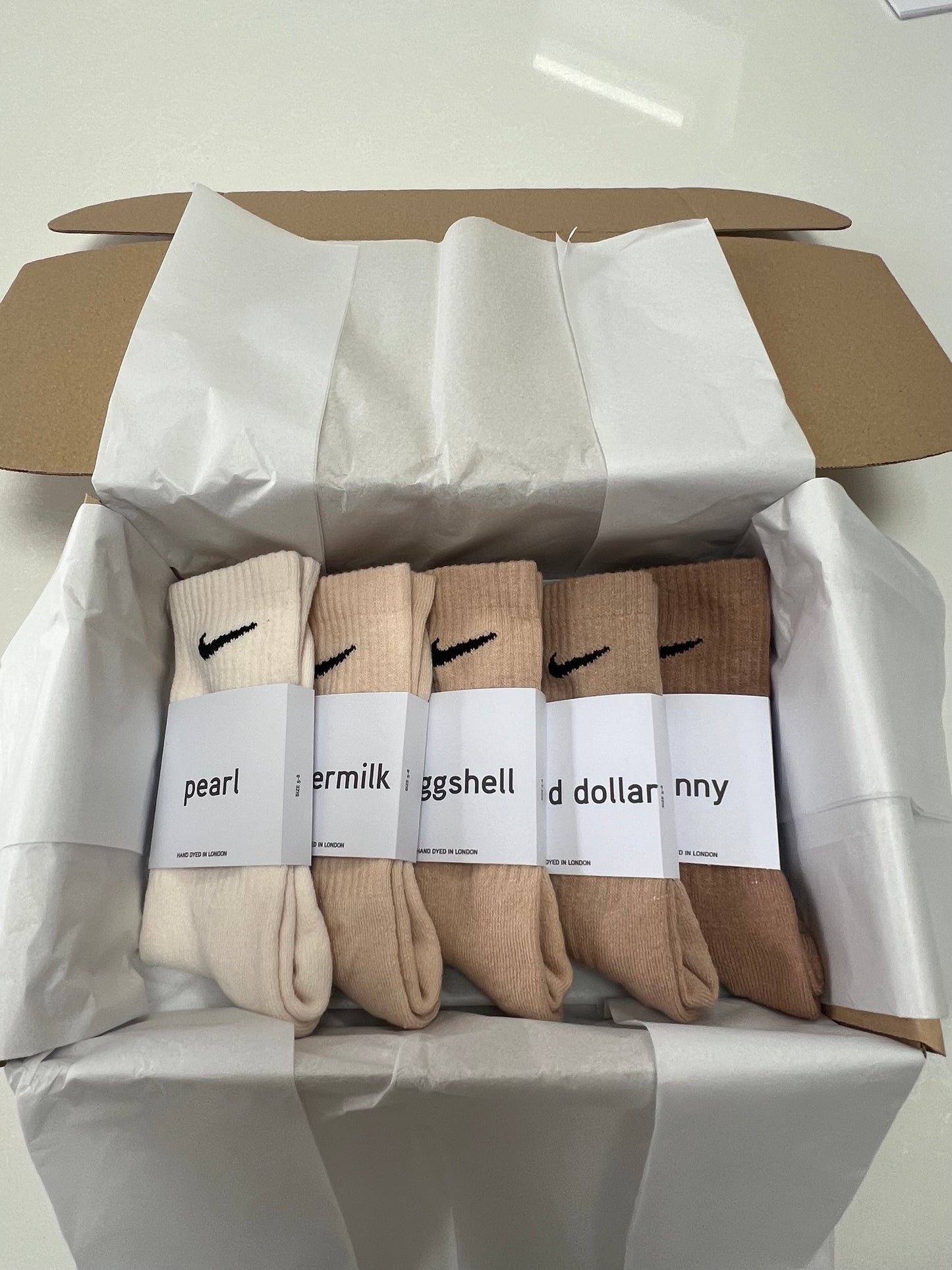 5 pairs Nike crew socks. 5 pack Nike everyday crew socks. Hand dyed colours.