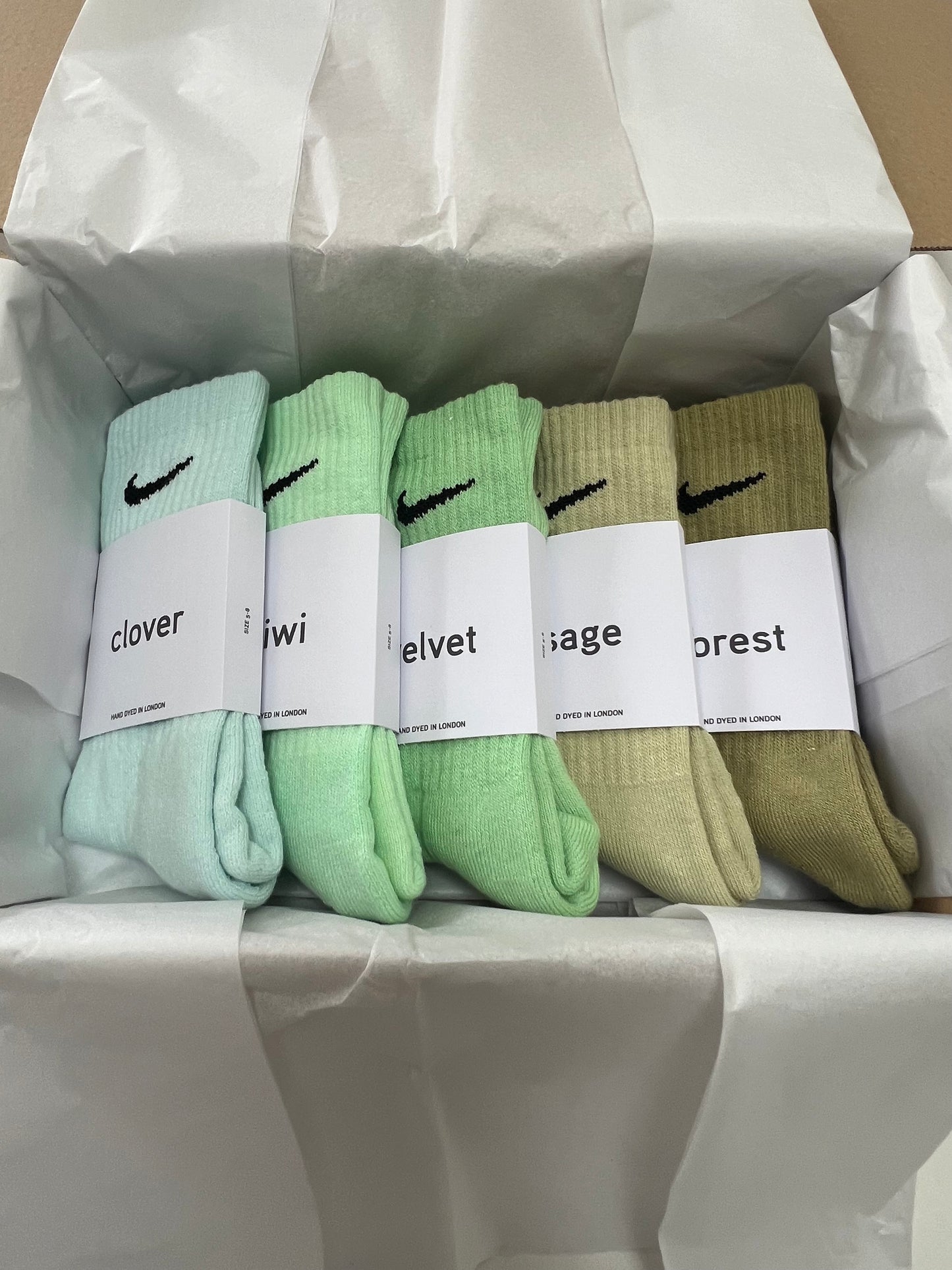 5 pairs Nike crew socks. 5 pack Nike everyday crew socks. Hand dyed colours.