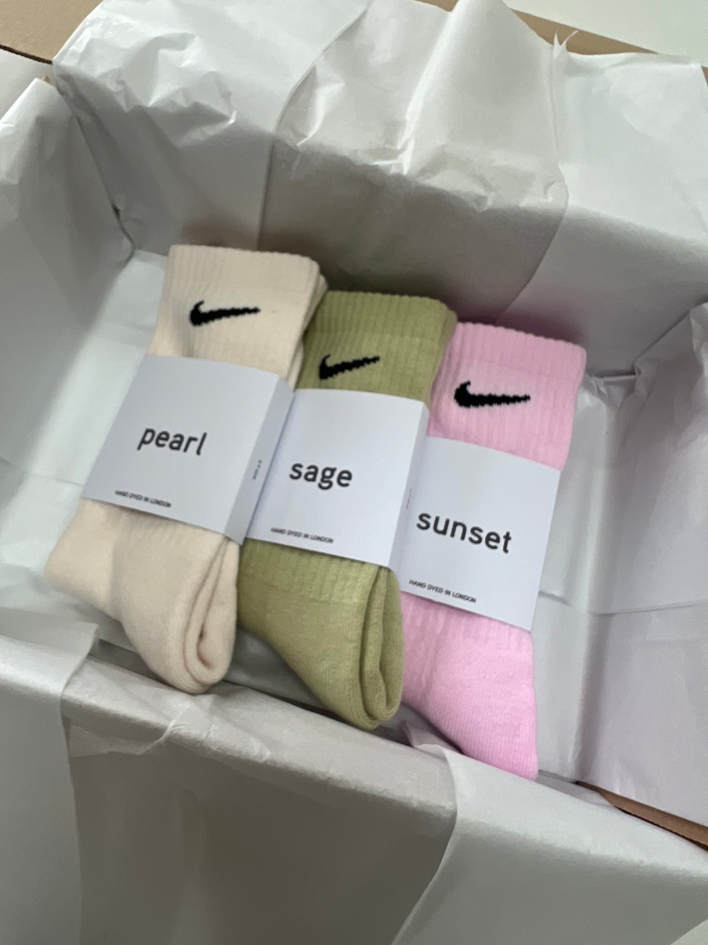 3 pairs Nike crew socks. 3 pack Nike everyday crew socks. Hand dyed colours.