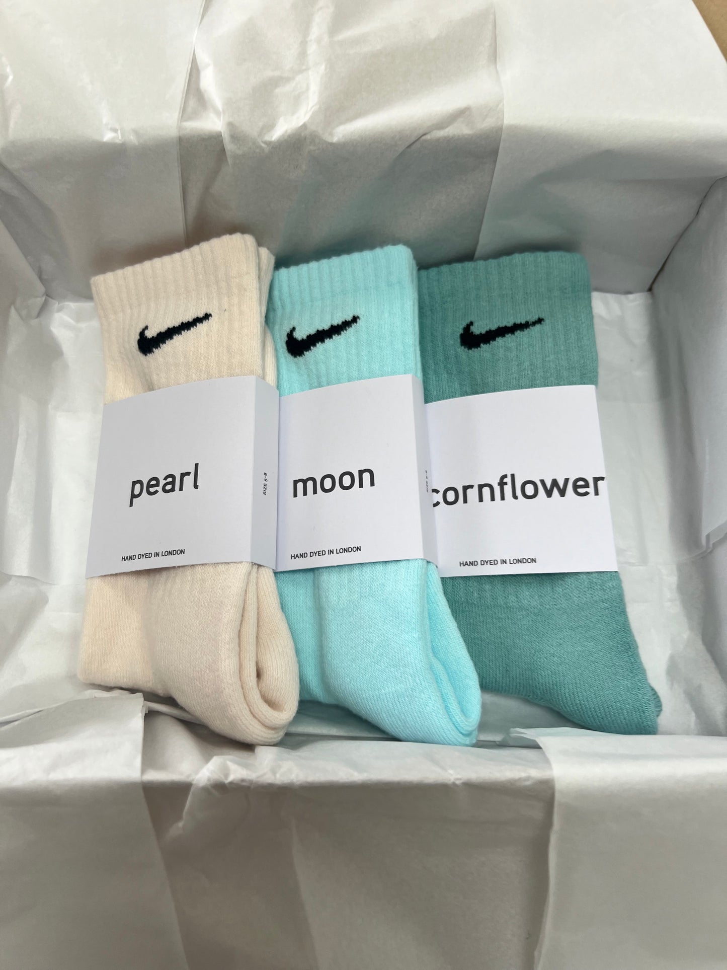 3 pairs Nike crew socks. 3 pack Nike everyday crew socks. Hand dyed colours.