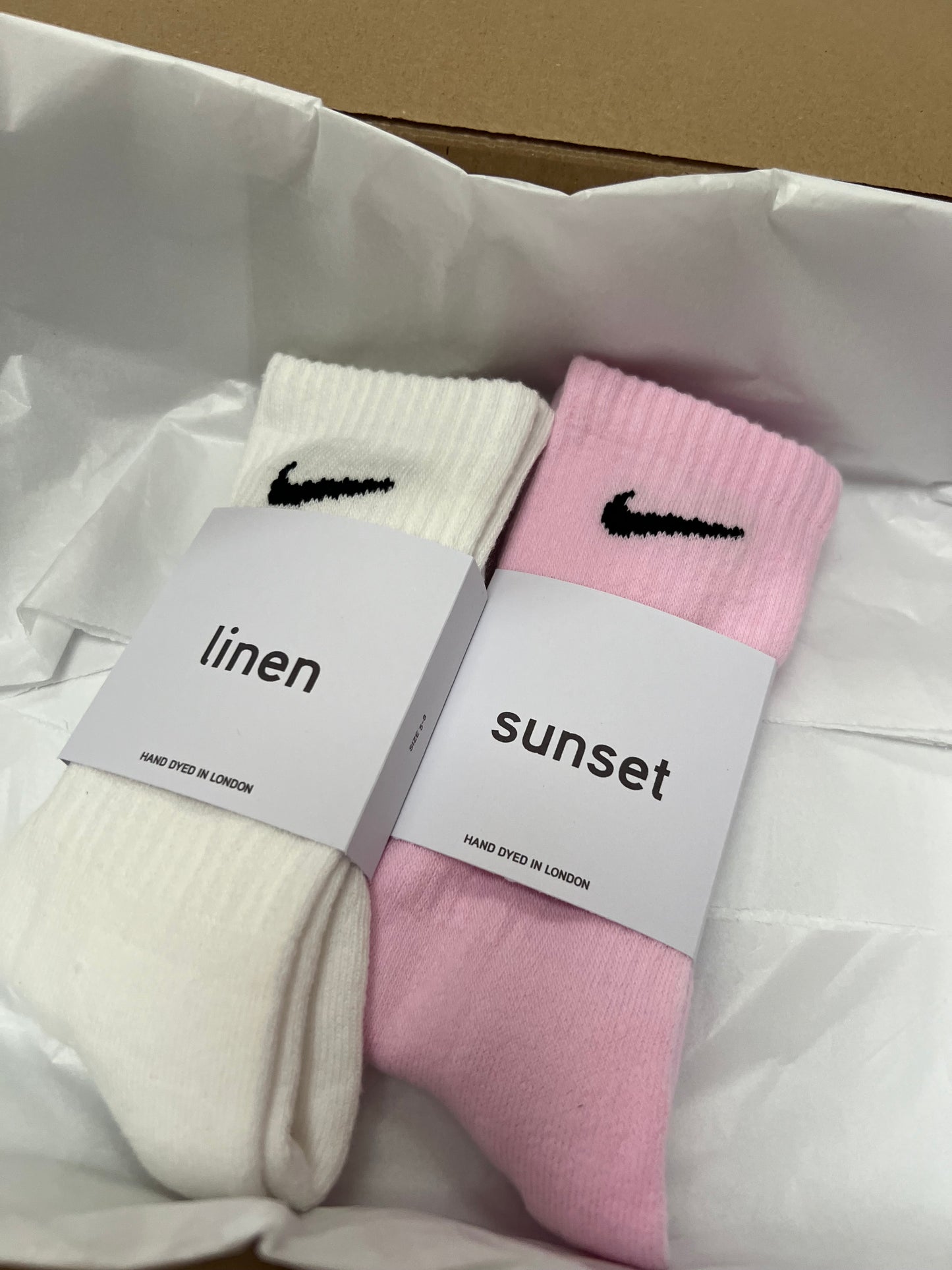 2 pairs Nike crew socks. 2 pack Nike everyday crew socks. Hand dyed colours.