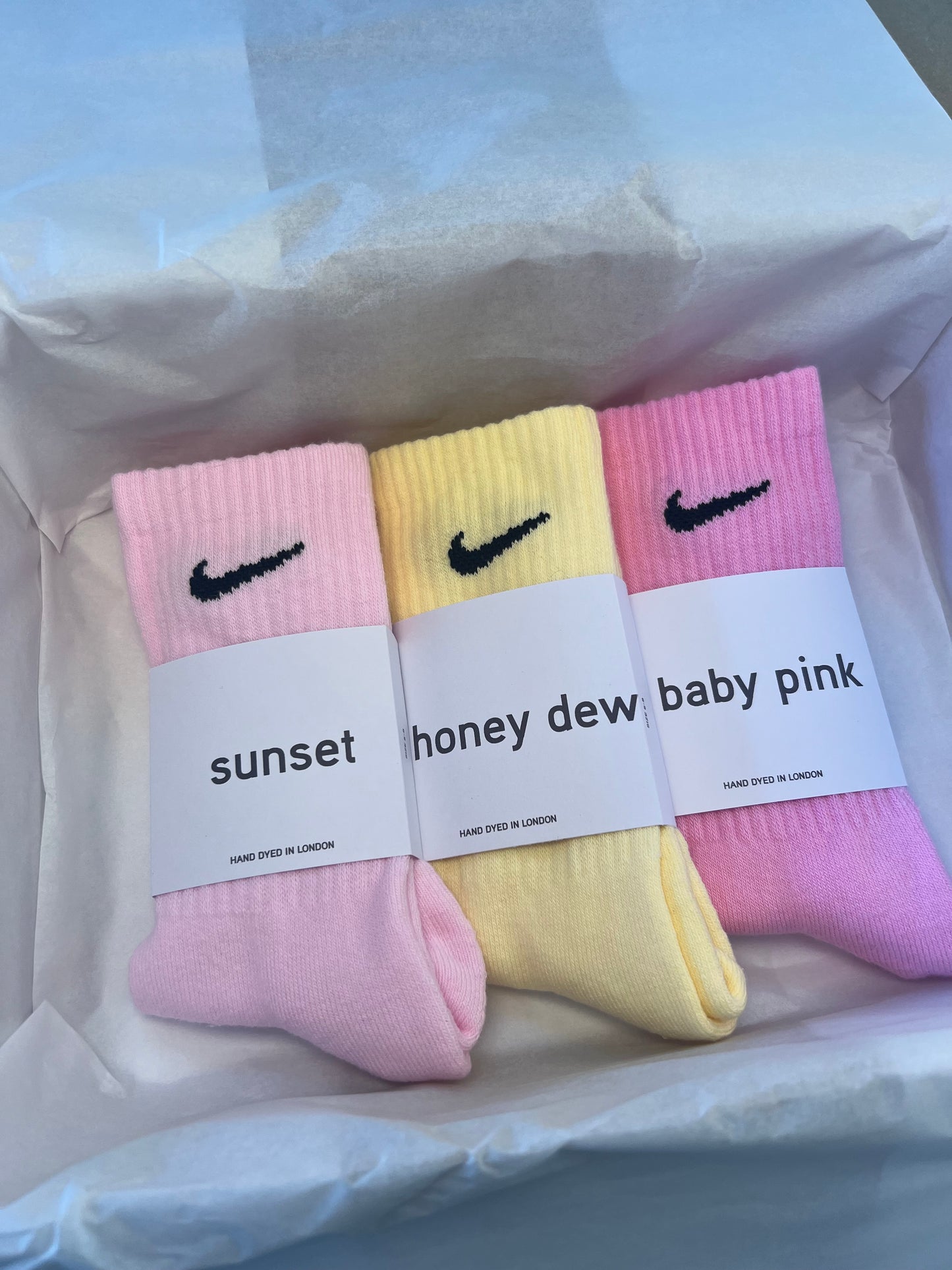 3 pairs Nike crew socks. 3 pack Nike everyday crew socks. Hand dyed colours.