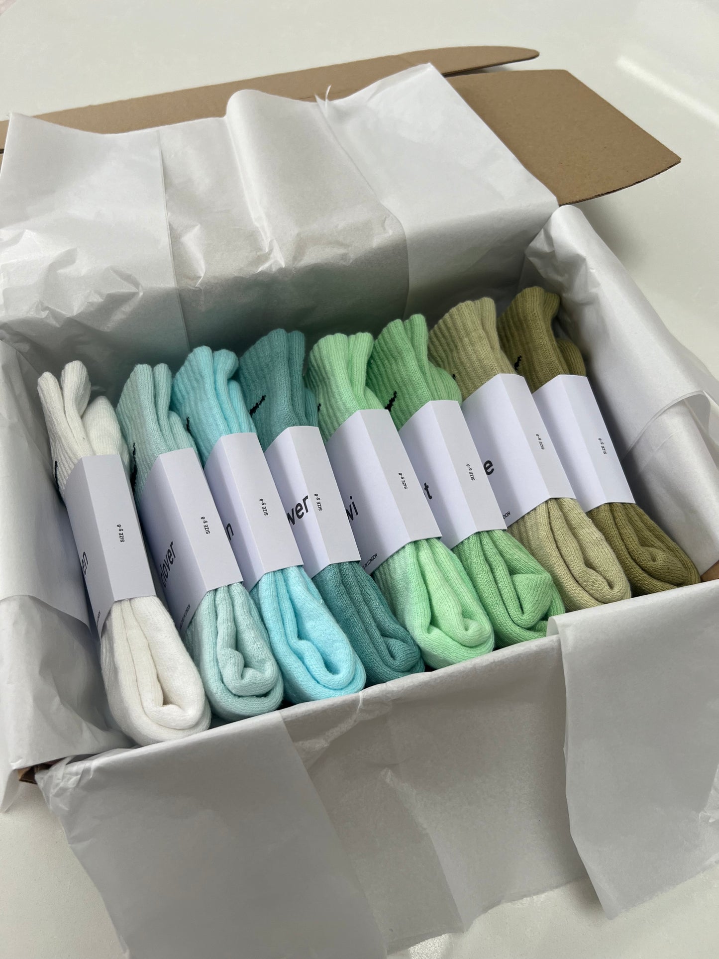 8 pairs Nike crew socks. 8 pack Nike everyday crew socks. Hand dyed colours.